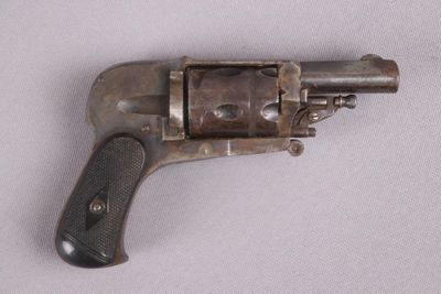 an old gun that is on display on a table