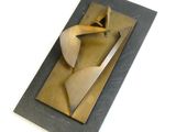 une sculpture en métal représentant un homme portant une cravate