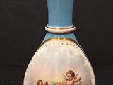 un vase bleu orné d'une image de chérensils