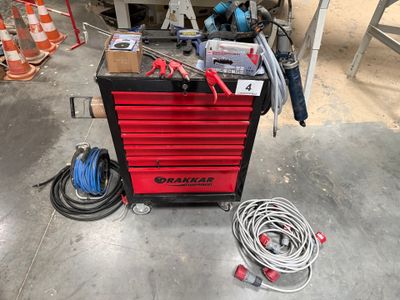 une photo d'un poste de travail avec des outils par terre
