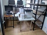 une photo d'une pièce avec un bureau et des étagères