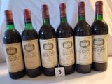 six bouteilles de vin rouge sont alignées sur une table