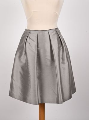 PRADA. Jupe en laine et soie gris perle Taille 38
