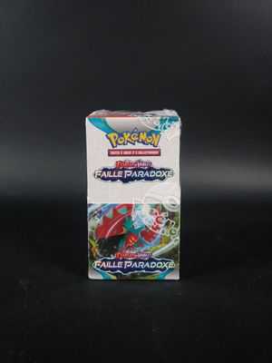 La boîte du jeu de cartes à collectionner Pokémon comporte une figurine de Pokémon rouge et bleue.