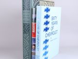 deux livres sont empilés l'un sur l'autre sur une surface blanche