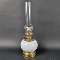 Lampe ovoïde en verre opalin blanc ou céramique et laiton, c…