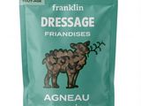 un sachet de friandises pour chien sur lequel figure l'image d'un chien tenant une branche