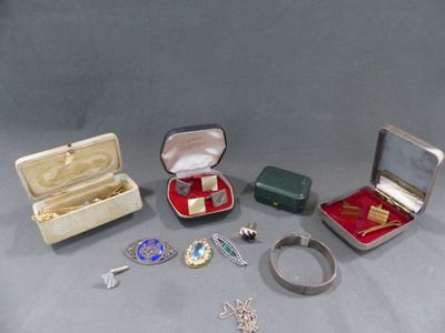 de nombreux bijoux de toutes sortes posés sur une table