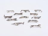 de nombreuses figurines d'animaux en argent sur un fond blanc
