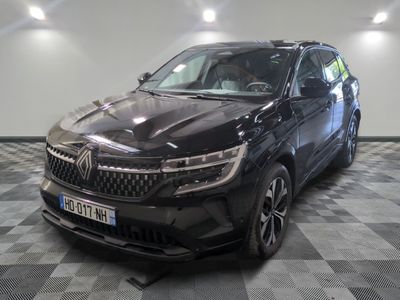 la voiture noire est garée dans le garage sur le sol en damier