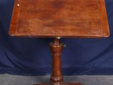 une vieille table en bois avec un plateau en bois sur fond bleu