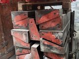 un gros tas de briques rouges empilées les unes sur les autres