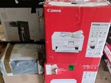 plusieurs boîtes empilées les unes sur les autres