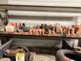 un grand nombre d'outils posés sur une table