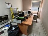 une pièce dans laquelle se trouvent un bureau, une chaise et un téléviseur