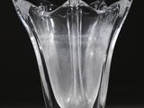 une photo d'un vase en verre transparent posé sur une table