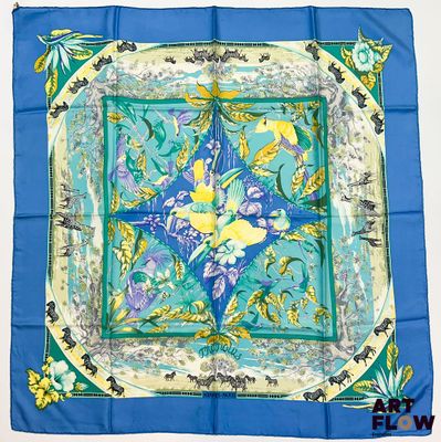 une photo d'un foulard carré orné d'un motif floral bleu et jaune