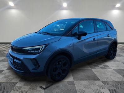 un SUV Buick bleu de 2020 garé dans une pièce au sol à carreaux