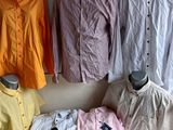 tout un tas de chemises exposées dans un magasin