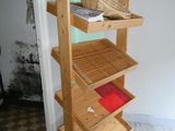une étagère en bois sur laquelle sont posés des paniers, dans une pièce