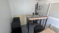 A l'extérieur, dans un Algeco: un lot de mobilier de bureau … (photo 2)