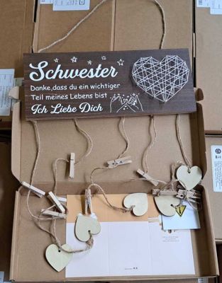 7 / 1 palette de 80 kg de décorations à suspendre en b…