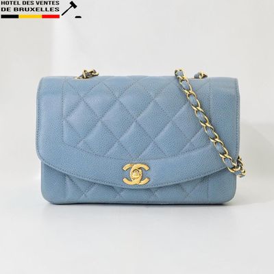 Sac à rabat Chanel en cuir d'agneau matelassé bleu, avec finitions dorées