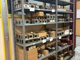 de nombreux cartons et boîtes sur les étagères de l'entrepôt