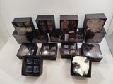 de nombreux types de bijoux exposés dans une vitrine