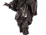 statue en bronze représentant un homme avec un manteau sur la tête
