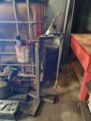 une photo d'une pièce où se trouvent tout un tas d'outils