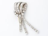 une broche antique en forme de nœud, sertie de diamants