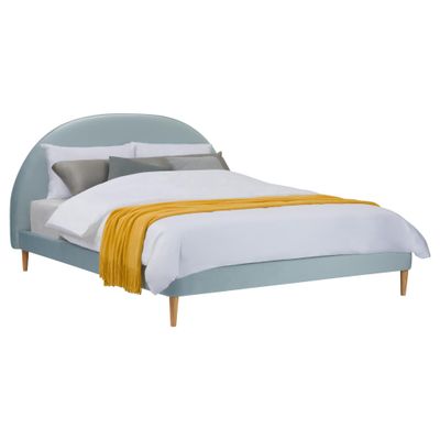 une image représentant un lit avec une tête de lit bleue et une couverture jaune
