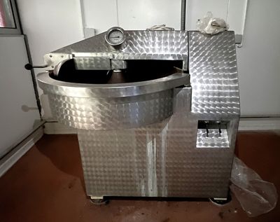 a machine that is sitting in the middle of a room