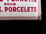 a sign on the side of a building that says perrotin pour porcelets