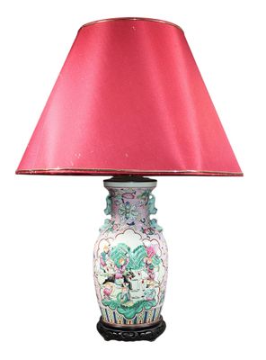 une lampe rose surmontée d'un abat-jour rose