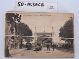 une vieille photo représentant une scène de rue avec un cheval et une calèche