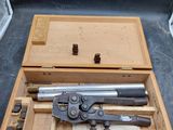 une boîte en bois contenant des outils, posée sur une table
