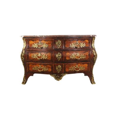 une image représentant une commode ornée de motifs dorés