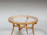deux tables avec un plateau en verre et des pieds en bois sur fond blanc