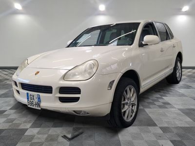 une photo d'une Porsche Cayenne blanche garée dans un garage