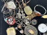 plusieurs types de bijoux différents sur une surface noire