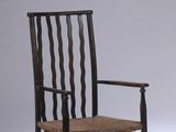 une image représentant une chaise avec une assise tressée posée sur une surface blanche