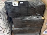 de nombreux cartons de matelas posés par terre dans le magasin