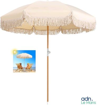 une photo d'un parasol de plage avec une photo d'un couple sur la plage