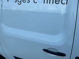 une camionnette sur laquelle est apposée une pancarte sur le côté