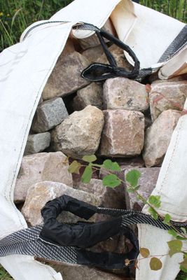 un sac rempli de cailloux dans lequel se trouve une paire de ciseaux