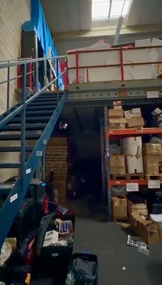 un escalier bleu menant au sommet d'un immeuble