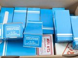 une boîte remplie de boîtes contenant des objets bleus et blancs
