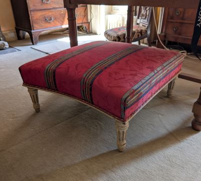 un pouf rouge posé à même le sol dans un salon
